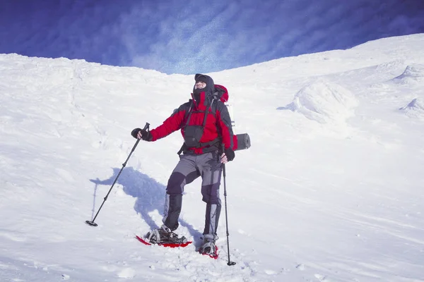 Senderismo de invierno en las montañas. — Foto de Stock