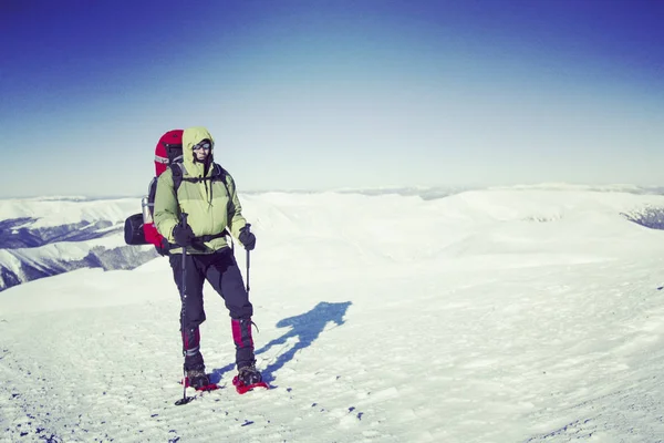 Winter hiking in the mountains. — Stock Photo, Image