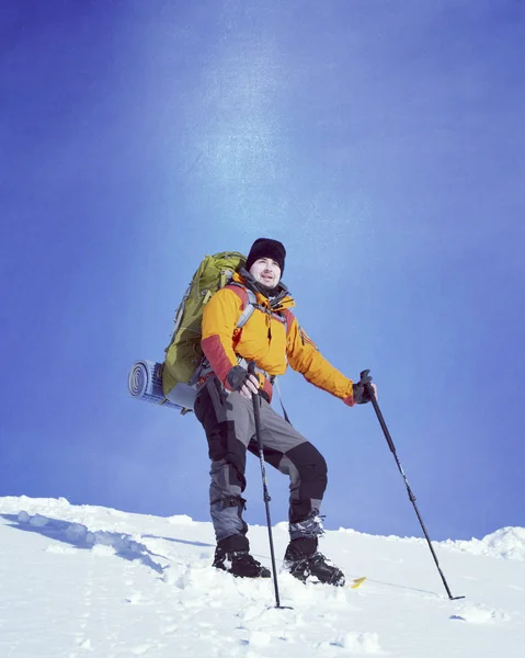 Téli túrázás a hegyekben. — Stock Fotó