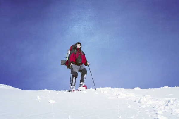 Winterwandelen in de bergen. — Stockfoto