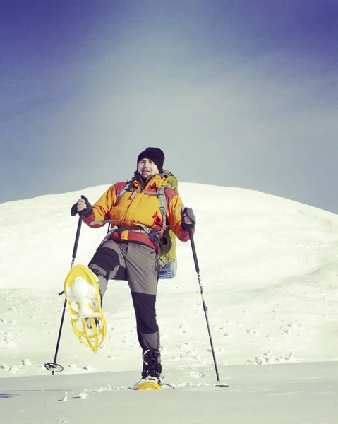 Escursioni invernali in montagna. — Foto Stock