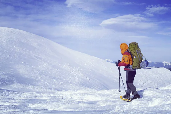 Winterwandelen in de bergen. — Stockfoto