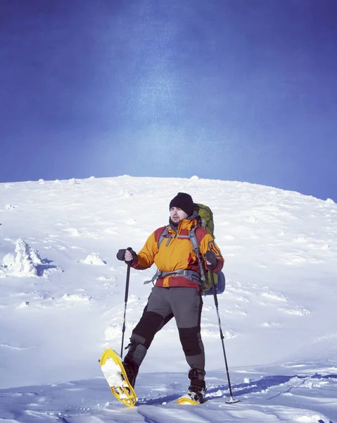 Winterwandelen in de bergen. — Stockfoto