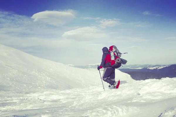 Senderismo de invierno en las montañas. — Foto de Stock