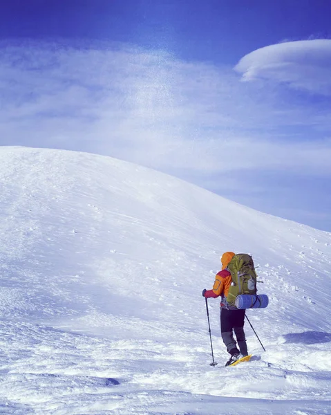 Winterwandelen in de bergen. — Stockfoto