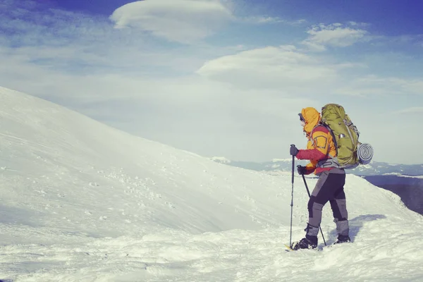 Escursioni invernali in montagna. — Foto Stock