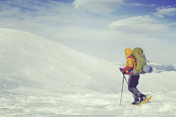 Caminhadas de inverno nas montanhas. — Fotografia de Stock