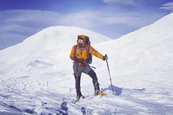 Winter hiking in the mountains. — Stock Photo, Image