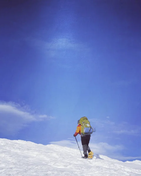 Escursioni invernali in montagna. — Foto Stock