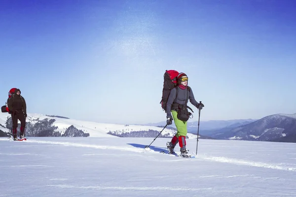 Caminhadas de inverno nas montanhas. — Fotografia de Stock