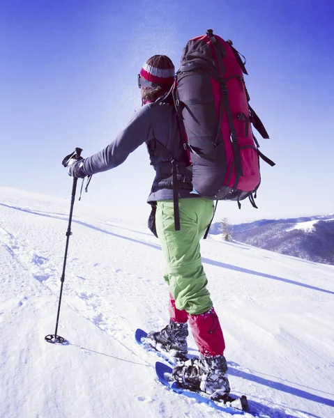 Winterwandelen in de bergen. — Stockfoto