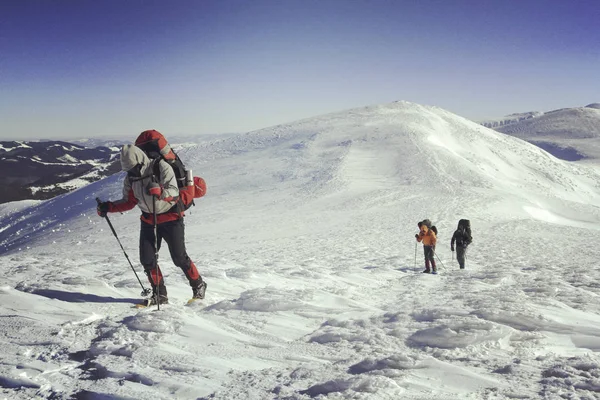 Χειμερινές πεζοπορίες στα βουνά με χιονοπέδιλα με ένα σακίδιο και — Φωτογραφία Αρχείου