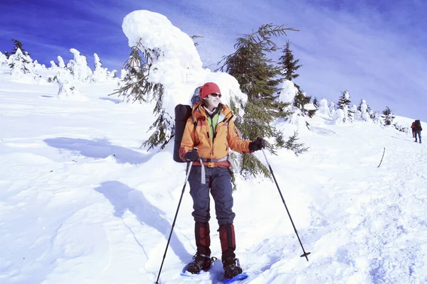 Escursioni invernali in montagna. — Foto Stock