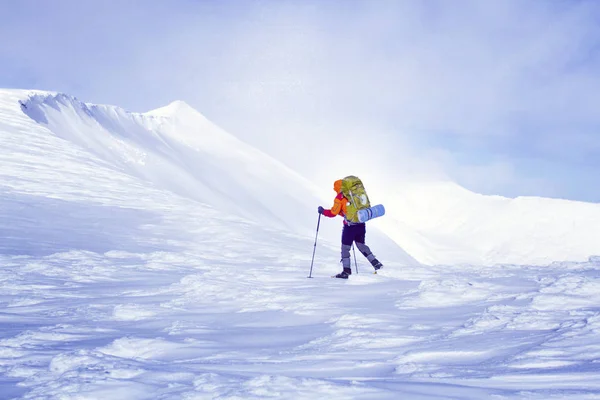 Zimní turistika v horách. — Stock fotografie