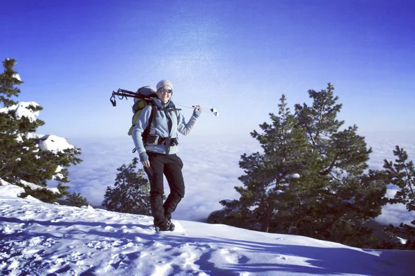 Winterwandelen in de bergen. — Stockfoto
