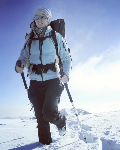 Winterwandelen in de bergen. — Stockfoto