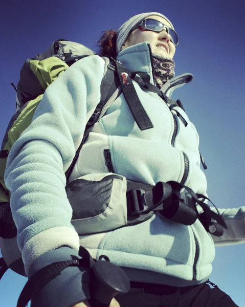 Dağlarda kış yürüyüşü.