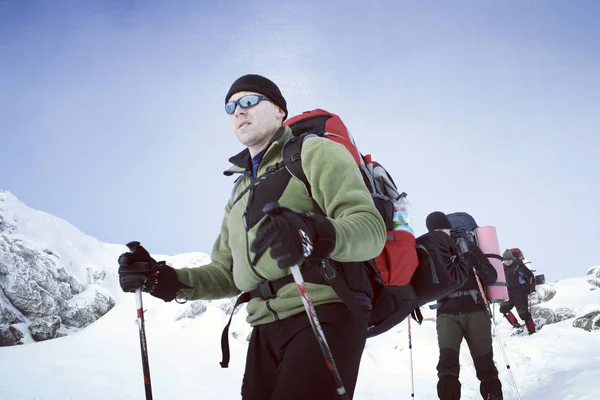 Dağlarda kar ayakkabıları bir sırt çantası ile hiking kış ve — Stok fotoğraf