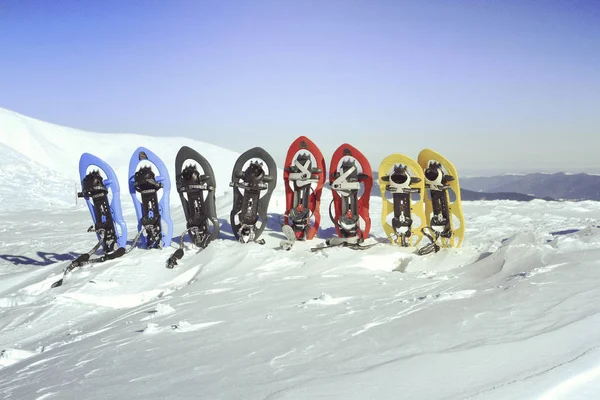 Senderismo de invierno en las montañas. — Foto de Stock