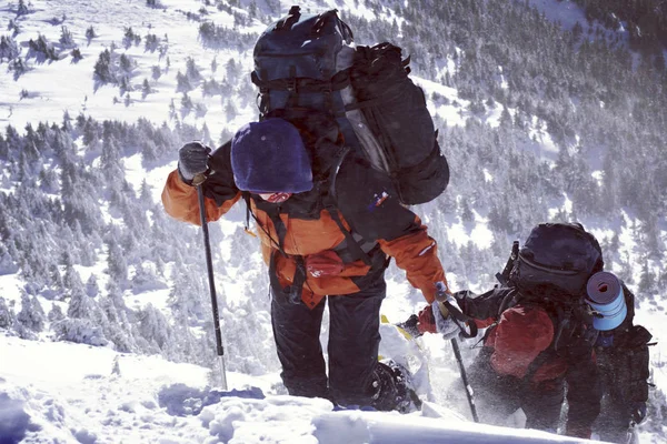 山の冬のハイキング. — ストック写真