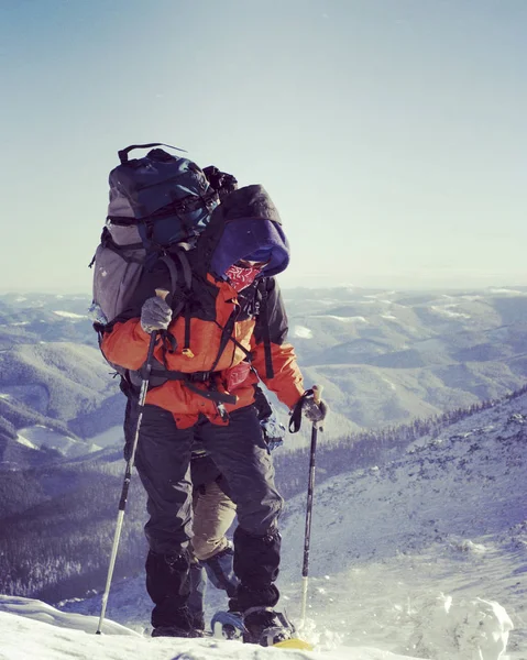 Winterwandern in den Bergen. — Stockfoto