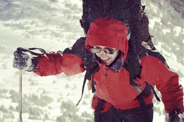 Winterwandelen in de bergen. — Stockfoto