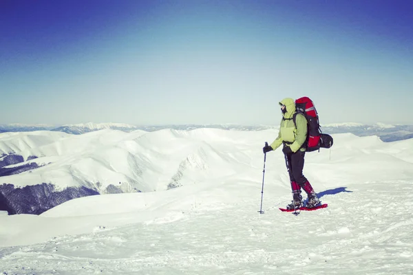 Escursioni invernali in montagna. — Foto Stock