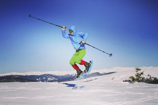 Escursioni invernali in montagna. — Foto Stock