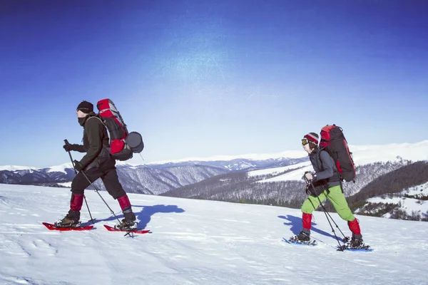 Escursioni invernali in montagna. — Foto Stock