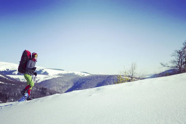 Escursioni invernali in montagna. — Foto Stock