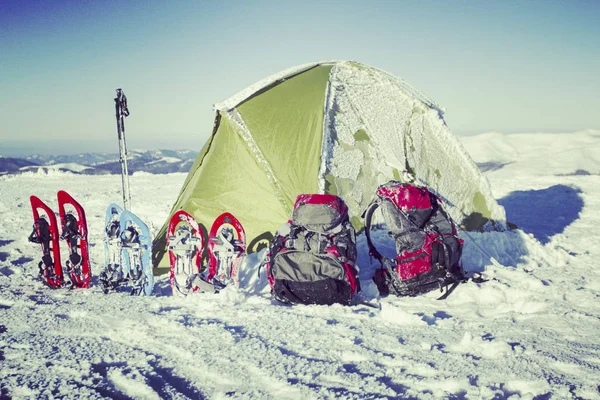 Caminhadas de inverno nas montanhas. — Fotografia de Stock