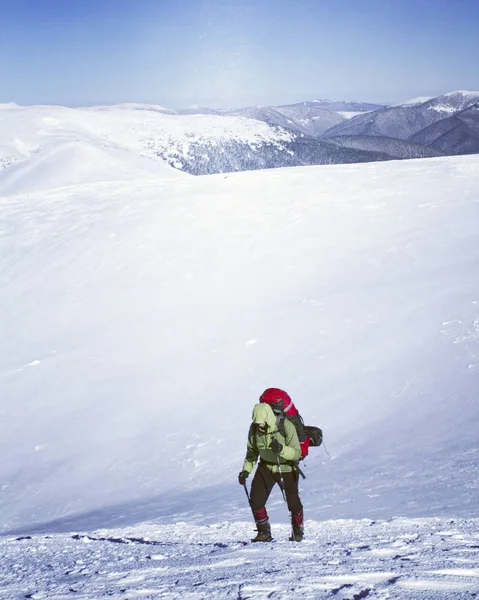 Χειμερινή πεζοπορία στα βουνά. — Φωτογραφία Αρχείου
