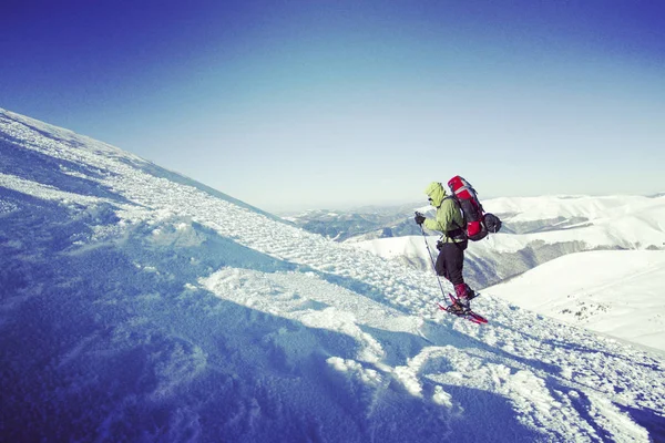 Χειμερινή πεζοπορία στα βουνά. — Φωτογραφία Αρχείου