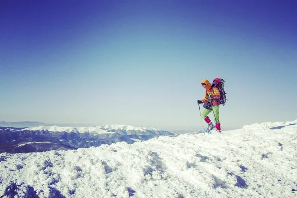 Caminhadas de inverno nas montanhas. — Fotografia de Stock