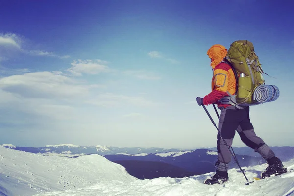 Winterwandelen in de bergen. — Stockfoto