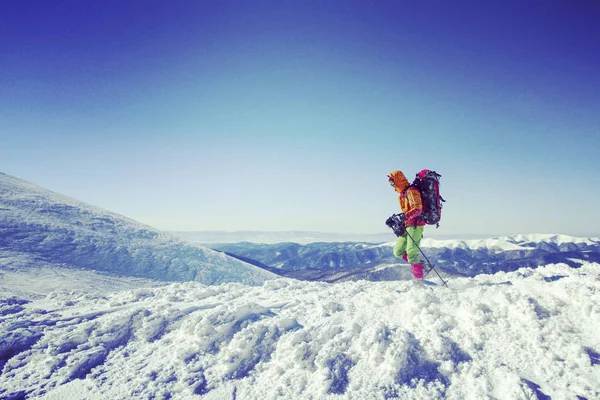 Senderismo de invierno en las montañas. — Foto de Stock