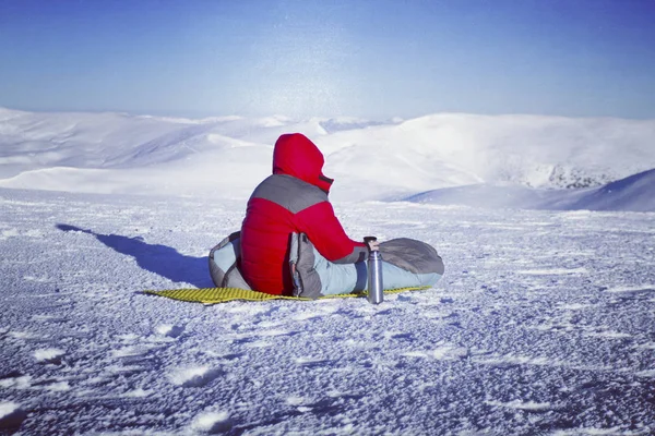 Winterwandelen in de bergen. — Stockfoto