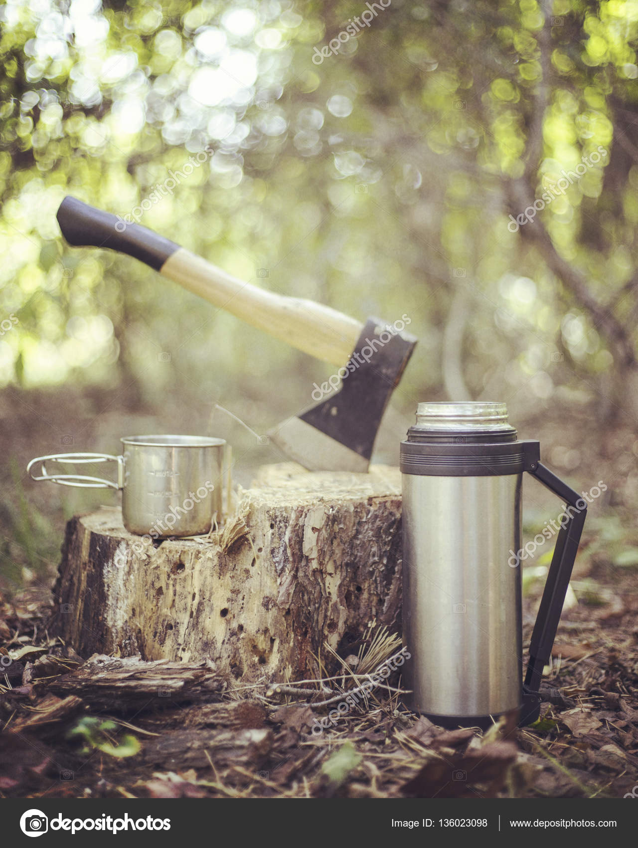 Cocinar desayuno.Cocinar el desayuno en una fogata en un campamento de