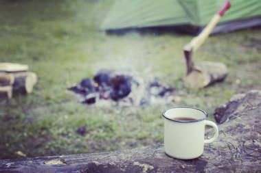 Yemek kahvaltı. Yemek kahvaltı bir yaz kampında bir kamp ateşi üzerinde.