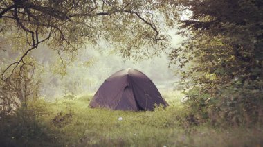 Yemek kahvaltı. Yemek kahvaltı bir yaz kampında bir kamp ateşi üzerinde.