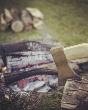 Yemek kahvaltı. Yemek kahvaltı bir yaz kampında bir kamp ateşi üzerinde.