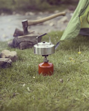 Yemek kahvaltı. Yemek kahvaltı bir yaz kampında bir kamp ateşi üzerinde.
