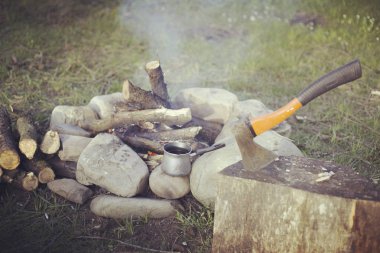 Yemek kahvaltı. Yemek kahvaltı bir yaz kampında bir kamp ateşi üzerinde.