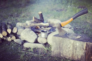 Yemek kahvaltı. Yemek kahvaltı bir yaz kampında bir kamp ateşi üzerinde.