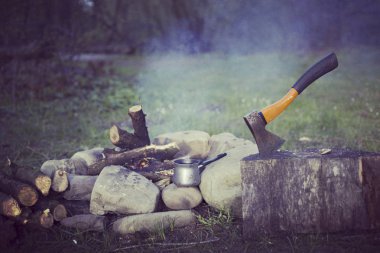 Yemek kahvaltı. Yemek kahvaltı bir yaz kampında bir kamp ateşi üzerinde.