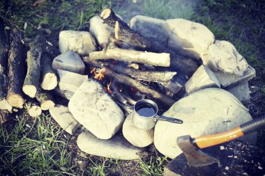 Yemek kahvaltı. Yemek kahvaltı bir yaz kampında bir kamp ateşi üzerinde.