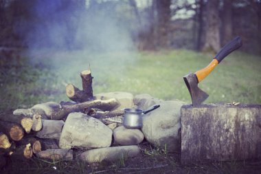 Yemek kahvaltı. Yemek kahvaltı bir yaz kampında bir kamp ateşi üzerinde.