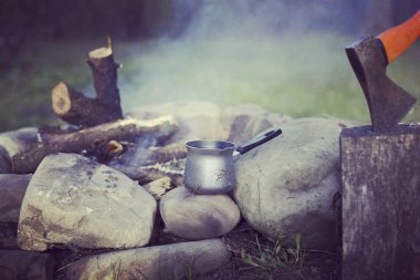 Yemek kahvaltı. Yemek kahvaltı bir yaz kampında bir kamp ateşi üzerinde.