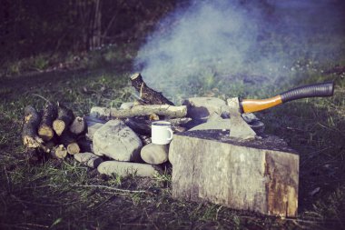 Yemek kahvaltı. Yemek kahvaltı bir yaz kampında bir kamp ateşi üzerinde.
