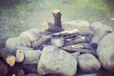Yemek kahvaltı. Yemek kahvaltı bir yaz kampında bir kamp ateşi üzerinde.